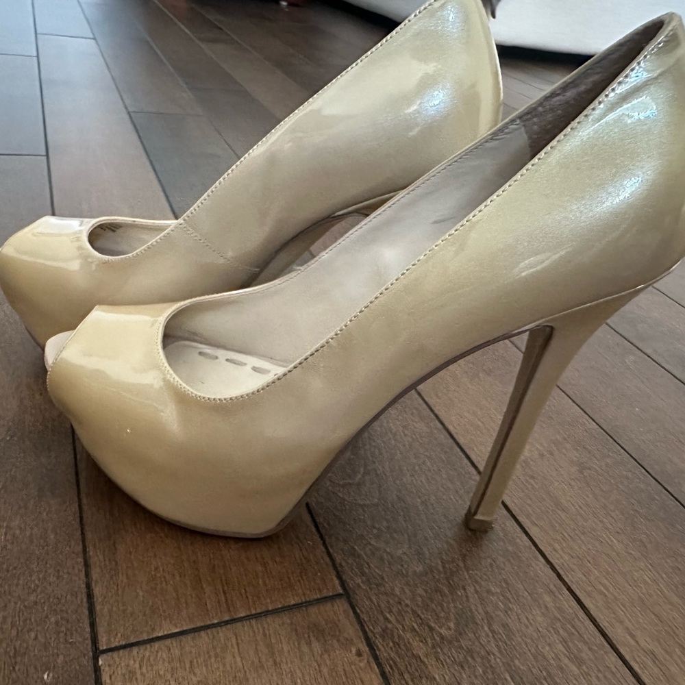 Enzo Angiolini platform heels. Size 6.5 beige patent leather.